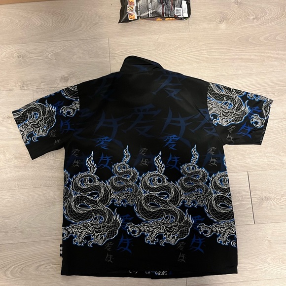 Vintage silk dragon pattern buttondown 23 inches x 30 inches - Picture 3 of 4